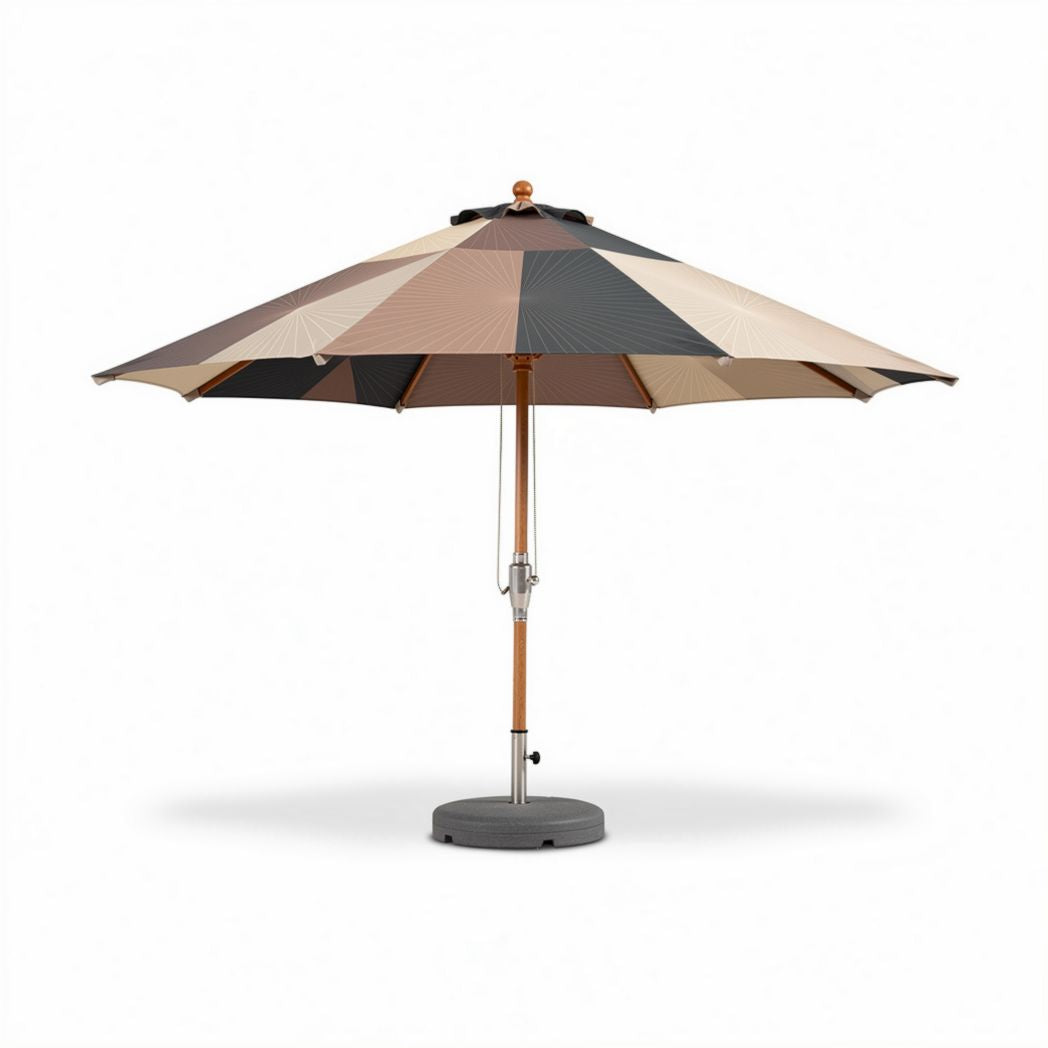 Parasool met een diameter van 200 cm in beige en bruin met een houten frame